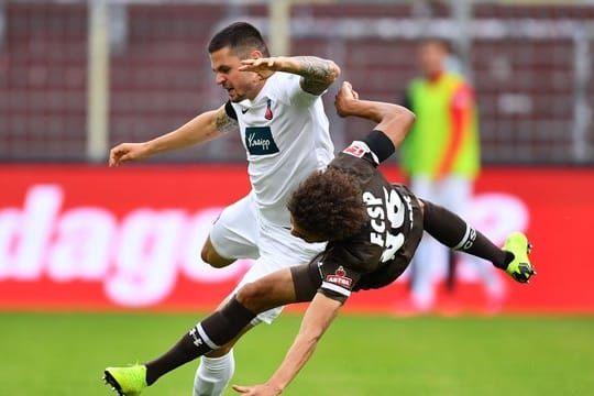 Heidenheims Marnon Busch (l) und Paulis Luis Coordes teilten sich mit ihren Teams die Punkte.