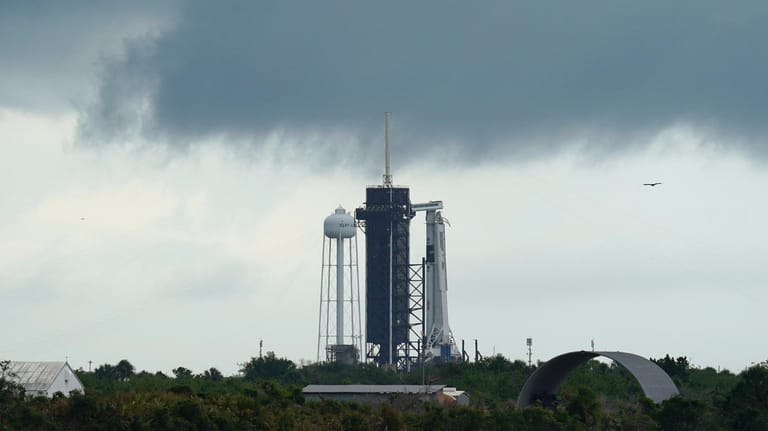 Dunkle Wolken über der Falcon 9-Rakete: Zwei Astronauten sollen damit zur ISS fliegen.