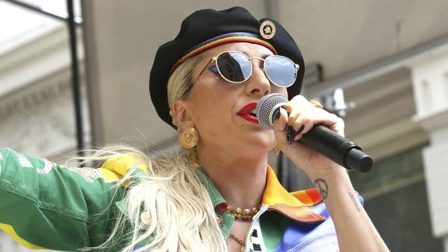 Die Sängerin Lady Gaga kündigt Regen an.