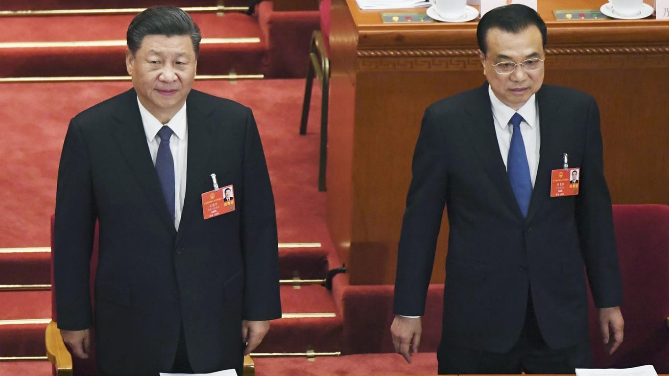 Das sehen die Delegierten in der Großen Halle des Volkes: den großen Diktator Xi Jinping (links), Präsident genannt, und den kleinen Diktator Li Keqiang, Ministerpräsident genannt.