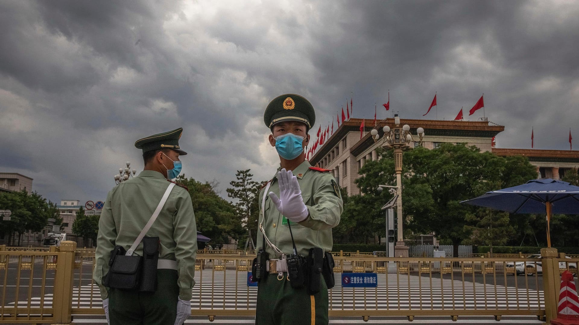 Fotos verboten: Ein Soldat der chinesischen Volksbefreiungsarmee weist einen Fotografen vor der Großen Halle des Volkes in Peking in die Schranken.