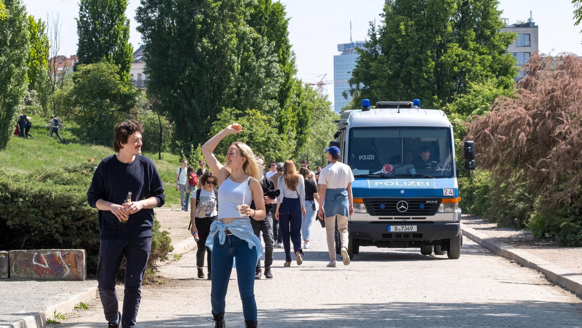 Die Berliner Polizei kontrolliert die Corona-Regeln: Die Pandemie dürfte den gesellschaftlichen Pessimismus noch verschärfen.