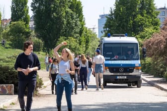 Die Berliner Polizei kontrolliert die Corona-Regeln: Die Pandemie dürfte den gesellschaftlichen Pessimismus noch verschärfen.