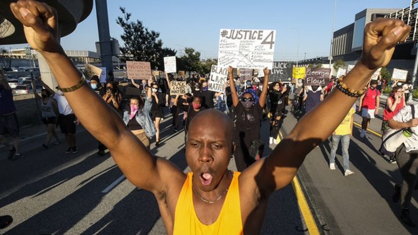 Demonstranten fordern Gerechtigkeit für den Tod des Afroamerikaners ein.