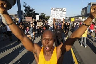 Demonstranten fordern Gerechtigkeit für den Tod des Afroamerikaners ein.