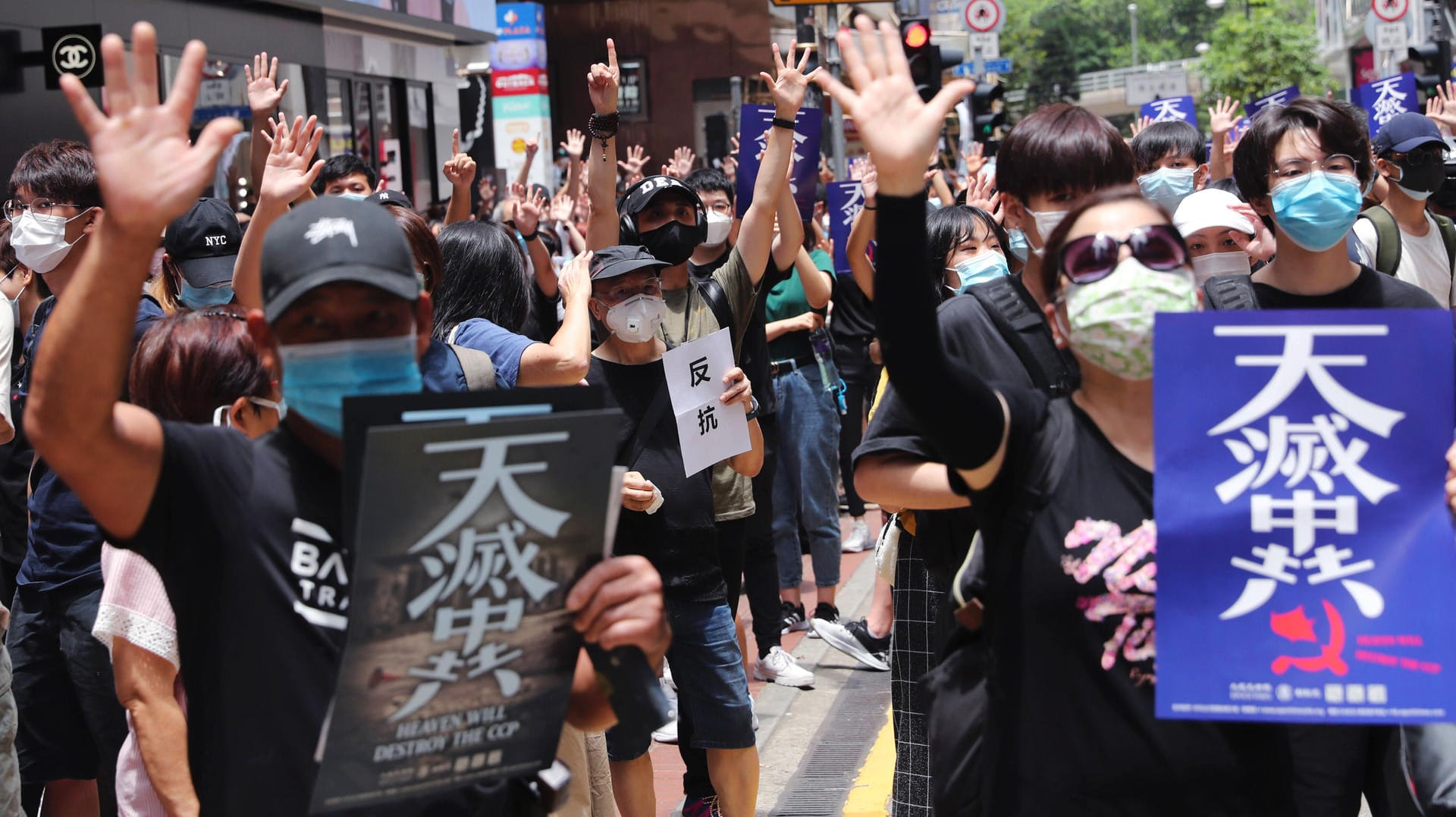 Proteste in Hongkong: Gegen das umstrittene Gesetz gehen Hunderte Menschen auf die Straßen.