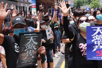 Proteste in Hongkong: Gegen das umstrittene Gesetz gehen Hunderte Menschen auf die Straßen.