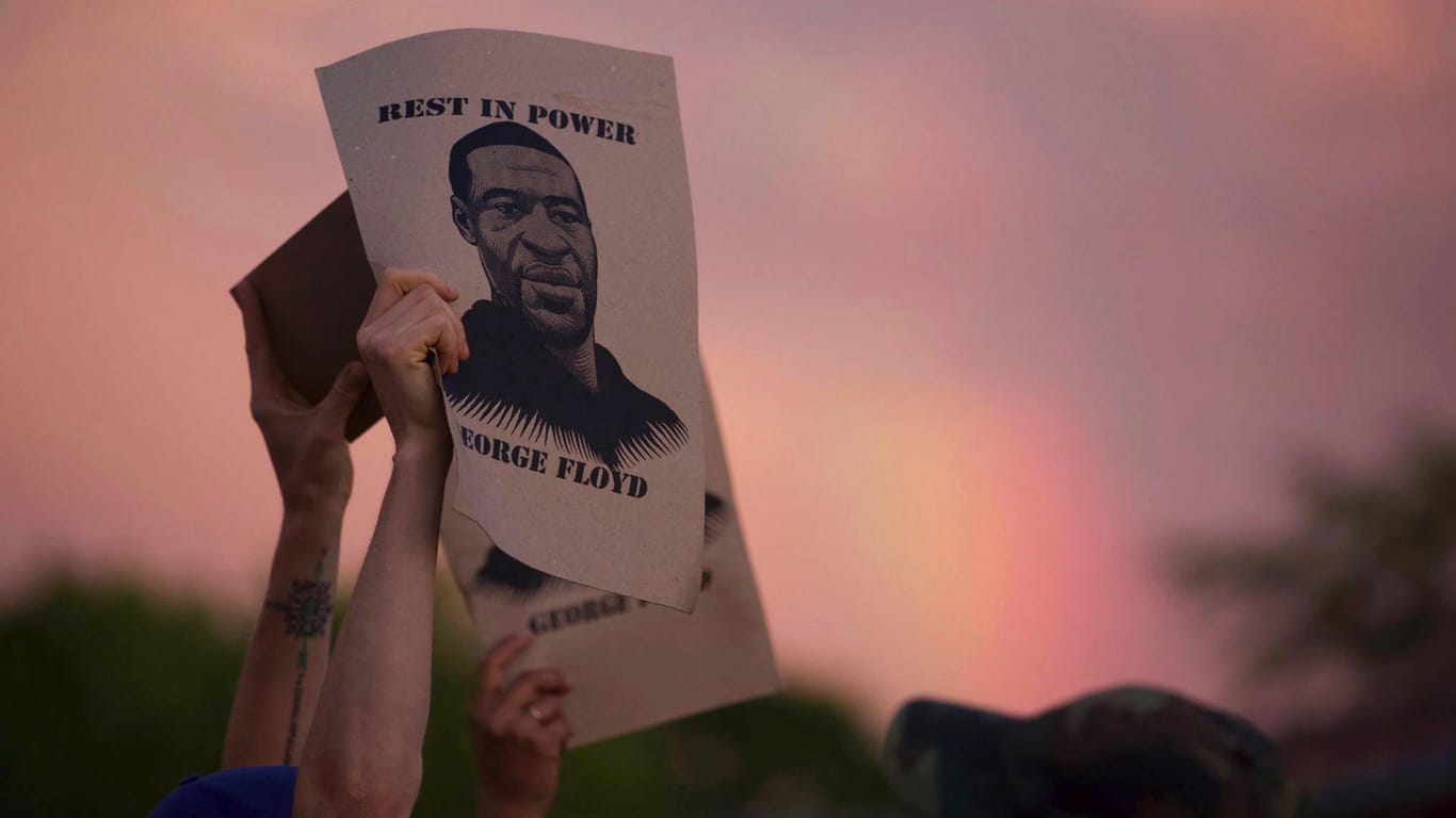 Demonstranten in Amerika halten ein Bild von George Floyd in die Höhle. Der Mann afroamerikanischer Abstammung starb nach einem brutalen Polizeieinsatz – auch Prominente reagieren auf den Entsetzen auslösenden Vorfall.
