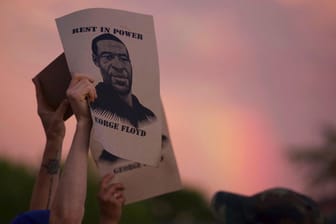 Demonstranten in Amerika halten ein Bild von George Floyd in die Höhle. Der Mann afroamerikanischer Abstammung starb nach einem brutalen Polizeieinsatz – auch Prominente reagieren auf den Entsetzen auslösenden Vorfall.