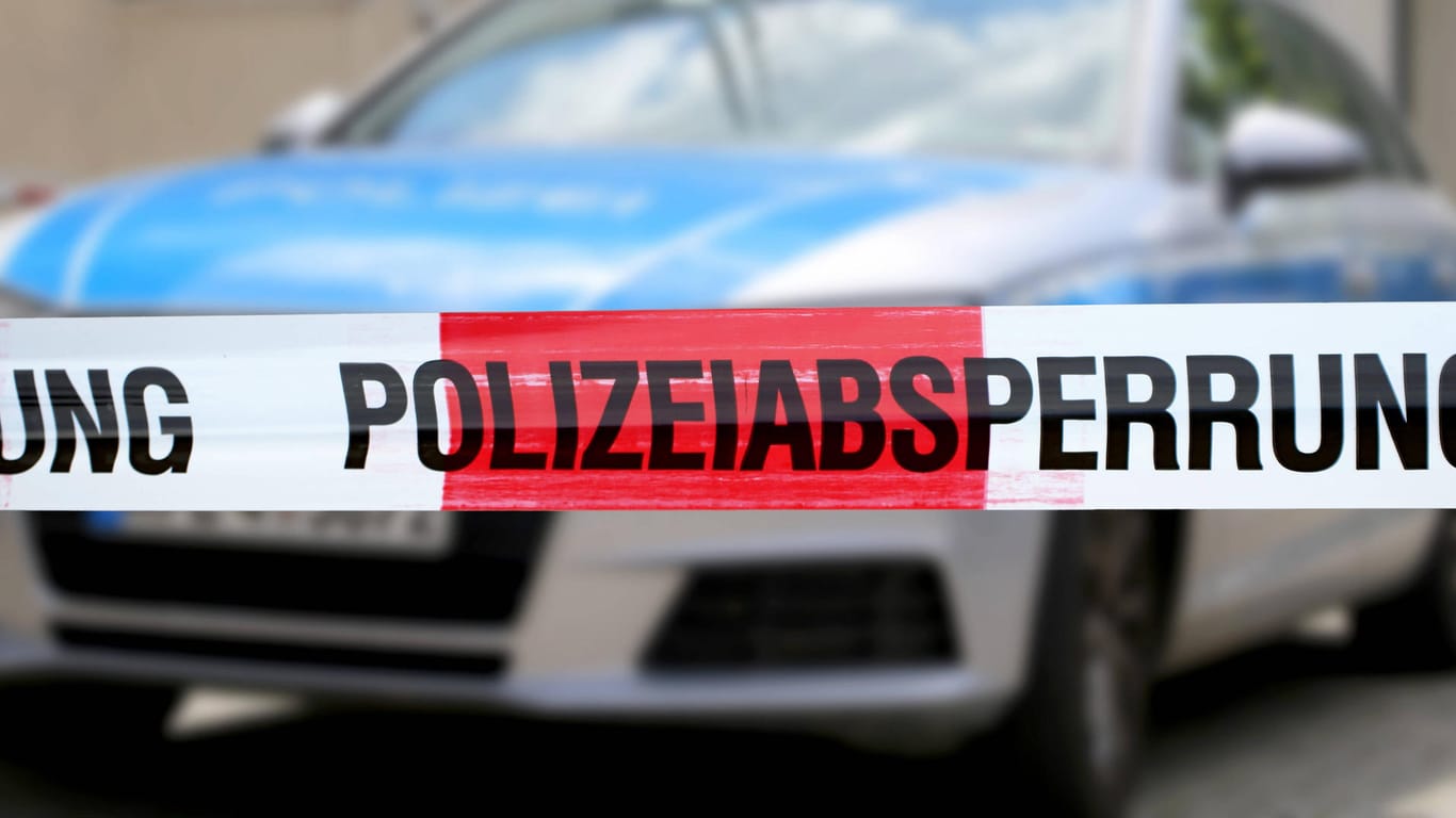Polizeiabsperrung mit Polizeiauto im Hintergrund: In Kiel wird ein Stadtgebiet evakuiert.