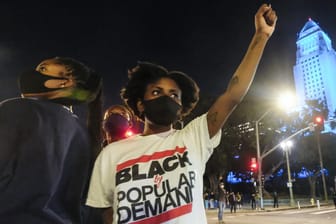 Demonstranten in Minneapolis: Am zweiten Abend in Folge haben Hunderte in der US-Stadt teilweise gewaltsam gegen die Polizeigewalt gegen Afroamerikaner demonstriert.