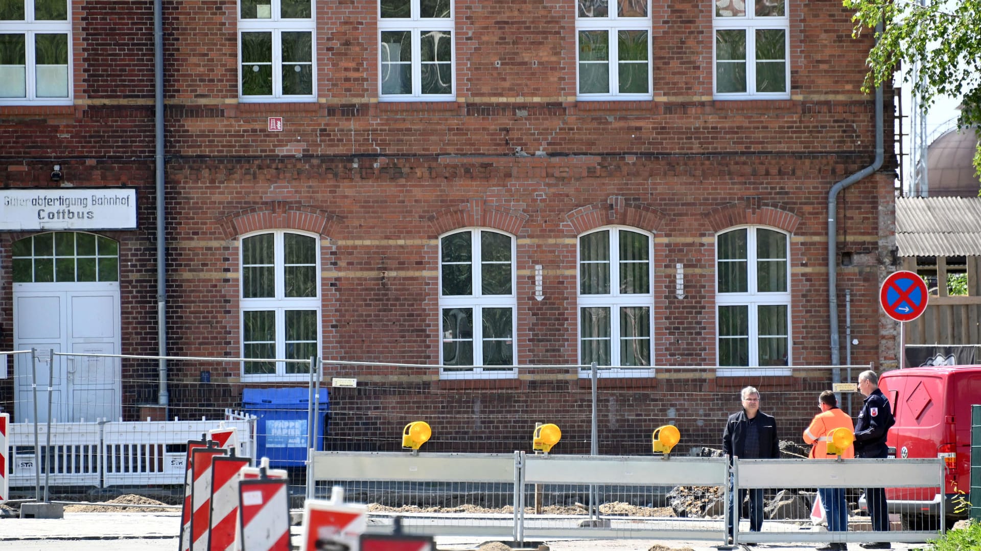 Der Nordausgang des Cottbusser Bahnhofs: Bei Bauarbeiten ist in Cottbus eine Weltkriegsbombe gefunden worden. Für die Entschärfung müssen rund 700 Menschen ihre Wohnungen verlassen. Der Nordausgang des Cottbusser Bahnhofs: Bei Bauarbeiten ist in Cottbus eine Weltkriegsbombe gefunden worden. Für die Entschärfung müssen rund 700 Menschen ihre Wohnungen verlassen.
