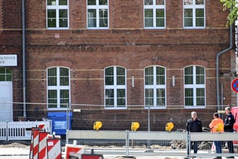 Der Nordausgang des Cottbusser Bahnhofs: Bei Bauarbeiten ist in Cottbus eine Weltkriegsbombe gefunden worden. Für die Entschärfung müssen rund 700 Menschen ihre Wohnungen verlassen.