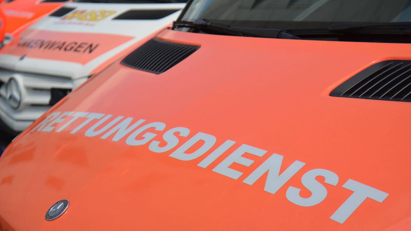 Rettungsdienst steht auf einem Fahrzeug: In Köln ist eine Radfahrerin schwer gestürzt.