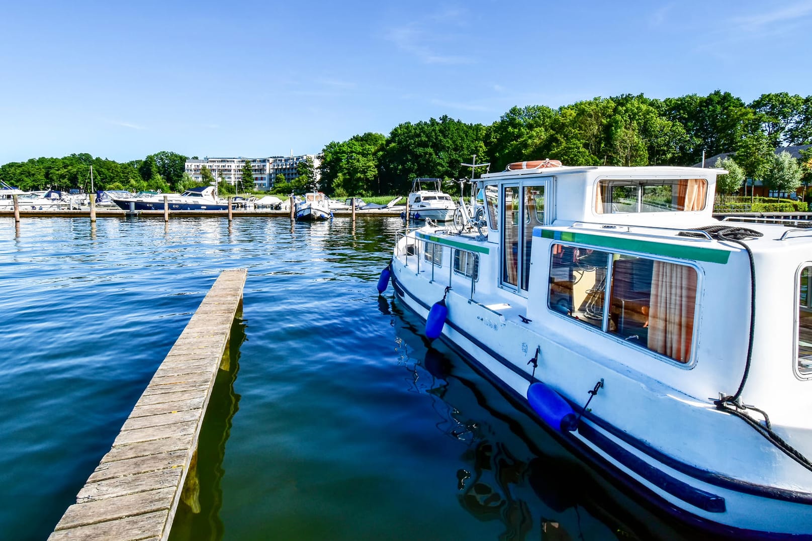 Bootsurlaub: Für Hausboote auf der Mecklenburgischen Seenplatte ist kein Bootsführerschein nötig.