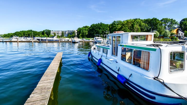 Bootsurlaub: Für Hausboote auf der Mecklenburgischen Seenplatte ist kein Bootsführerschein nötig.