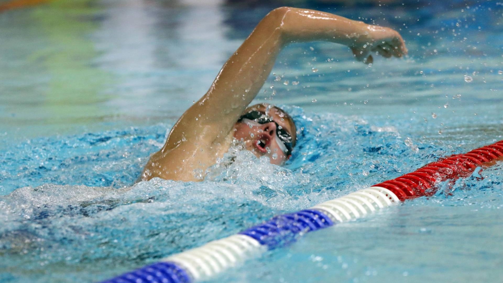 Ein Jugendlicher beim Schwimmen im Hallenbad (Symbolbild): Einem ehemaligen Jugendleiter eines Wassersportvereins in Mittelfranken wird vorgeworfen, jahrelang mehrere Jungen sexuell missbraucht zu haben.