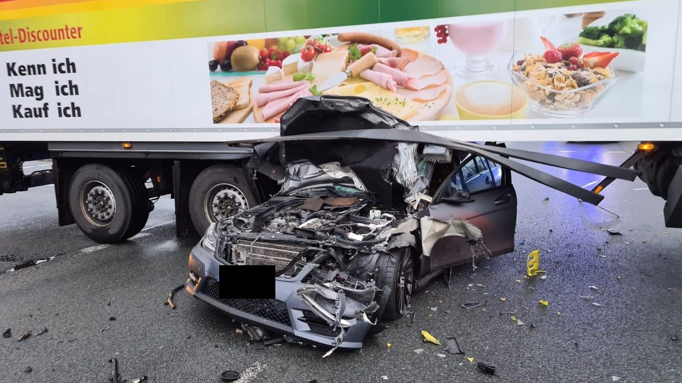 Ein Mercedes ist unter einen Sattelauflieger gerutscht: Der Pkw-Fahrer erlitt leichte Verletzungen.