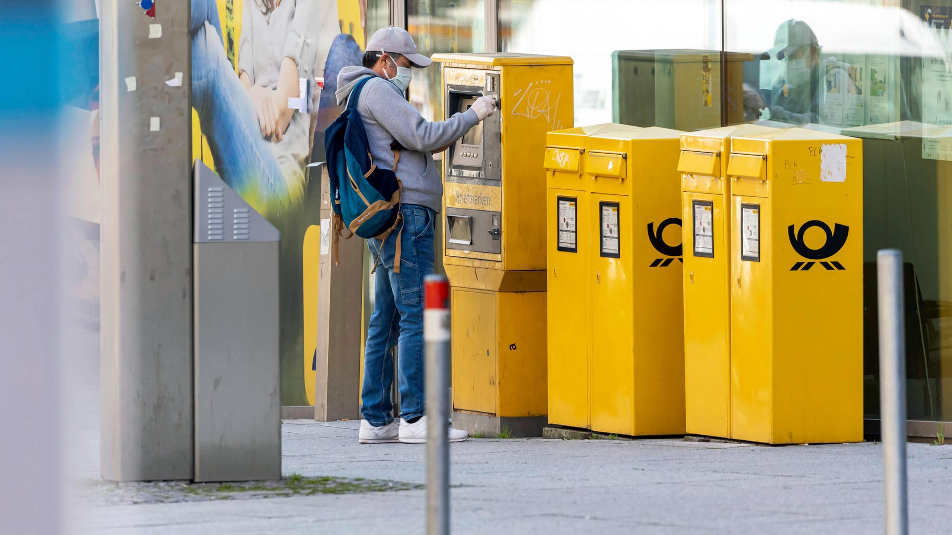 Ein Mann kauft Briefmarken am Automaten: Die Post hätte das Porto im Jahr 2016 nicht erhöhen dürfen.