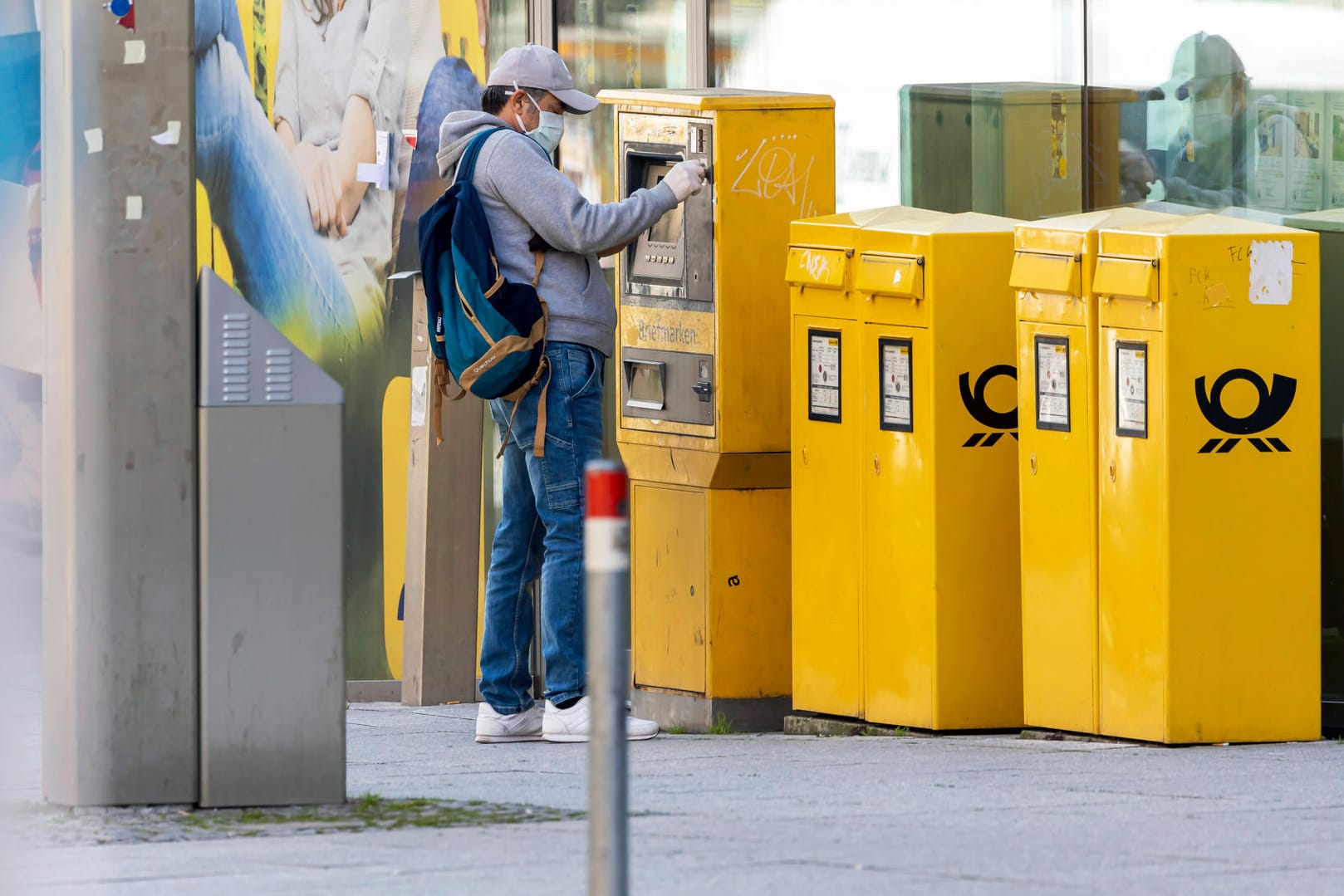 Ein Mann kauft Briefmarken am Automaten: Die Post hätte das Porto im Jahr 2016 nicht erhöhen dürfen.