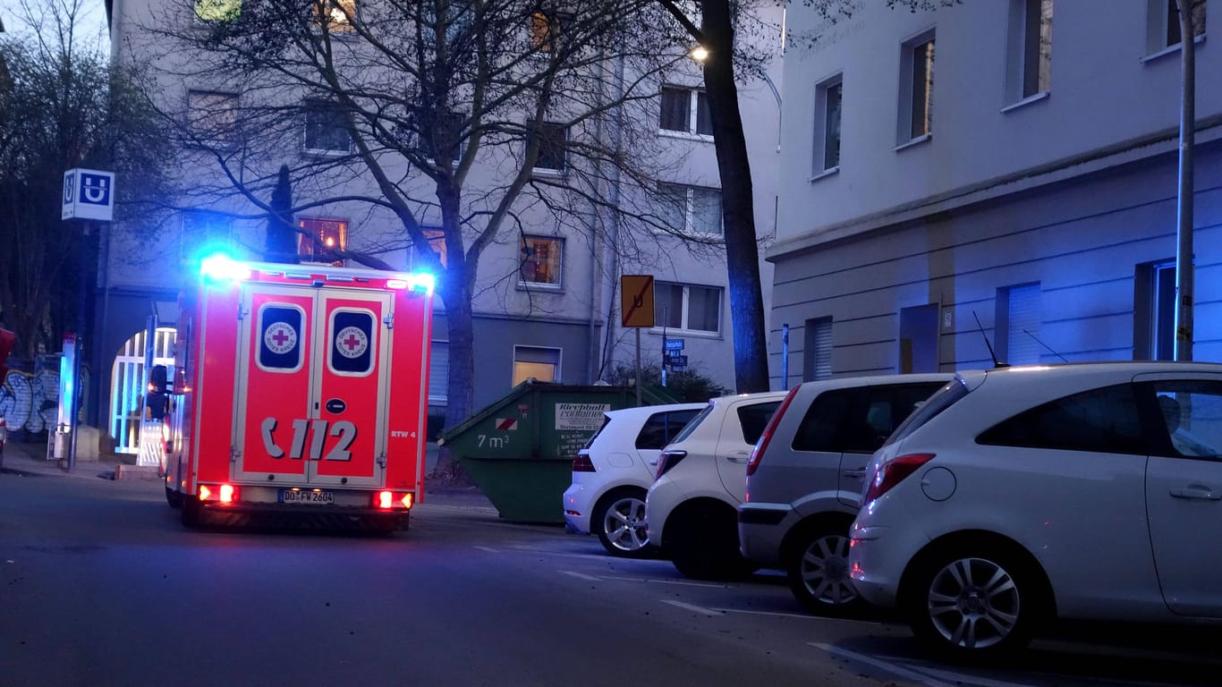 Ein Rettungswagen steht mit eingeschaltetem Blaulicht in einer Straße (Symbolbild): Bei einem Unfall in Dortmund sind vier Menschen verletzt worden.