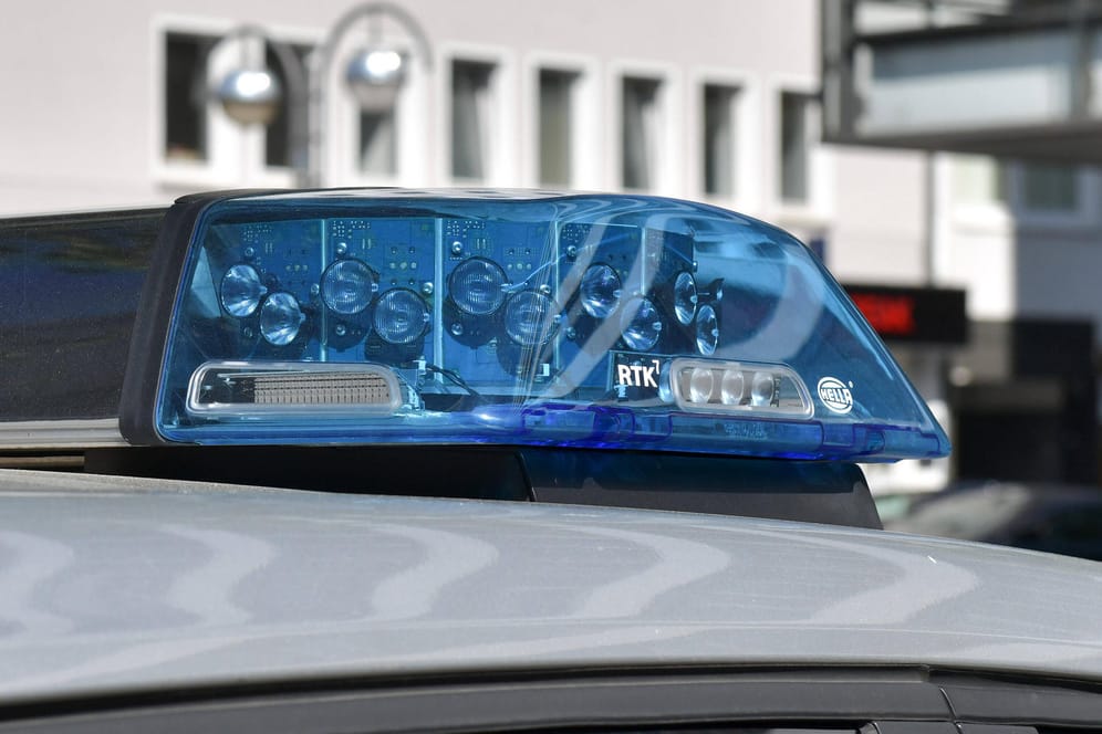 Blaulicht auf einem Polizeiauto: Weshalb die beiden Männer stritten, ist nicht bekannt. (Symbolbild)