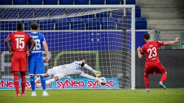 Kölns Mark Uth (r) scheiterte mit einem Elfmeter an Hoffenheims Keeper Oliver Baumann.