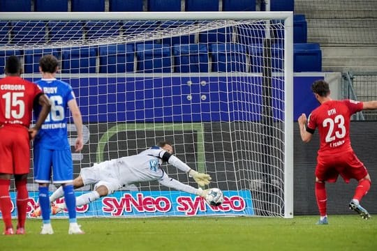 Kölns Mark Uth (r) scheiterte mit einem Elfmeter an Hoffenheims Keeper Oliver Baumann.
