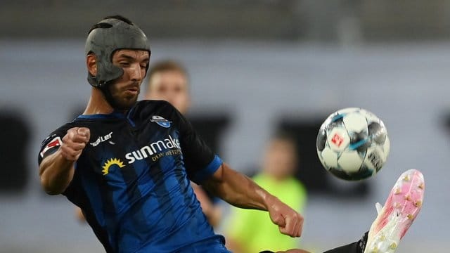 Paderborns Klaus Gjasula hat schon 15 Gelbe Karten in dieser aison gesehen. Paderborns Klaus Gjasula hat schon 15 Gelbe Karten in dieser aison gesehen.