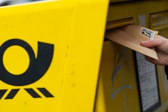 Ein Briefkasten: Eine Frau aus Bayern bekommt 18.000 Euro Schadenersatz von der Deutschen Post.