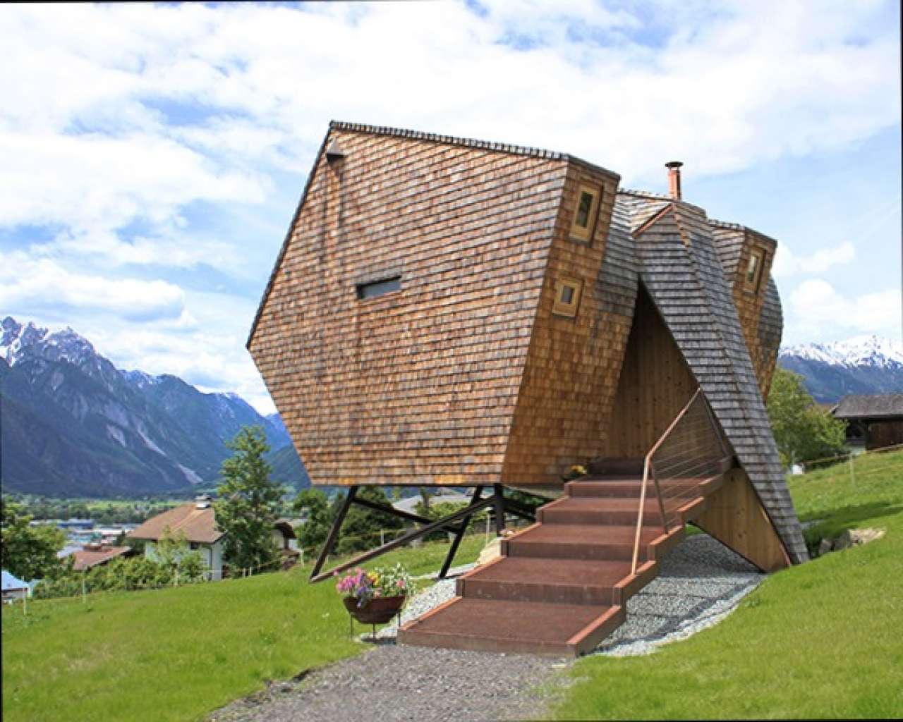 Holzskulptur: Die Unterkunft befindet sich in Nußdorf/Osttirol.