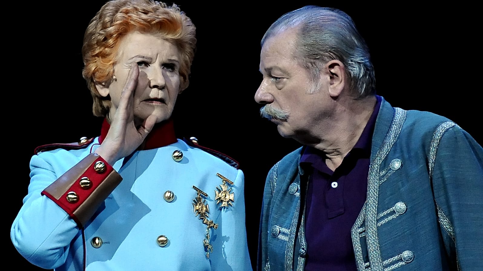 Komische Oper Berlin: Irm Hermann (als der Kaiser) und der Schauspieler Dieter Montag (als Wilhelm Giesecke).