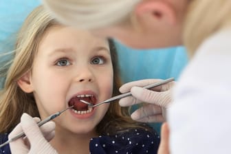 Karies: Der "Zahnreport" berichtet, wie viele Kinder an einer Kariesbehandlung teilgenommen haben.