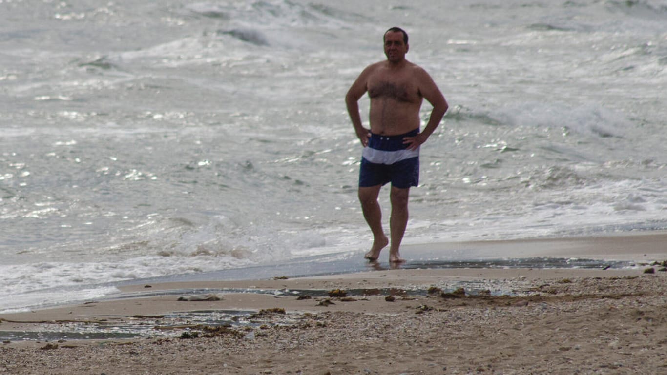 Ein Mann am Strand (Symbolbild): Die weltweite Reisewarnung soll Mitte Juni aufgehoben werden.