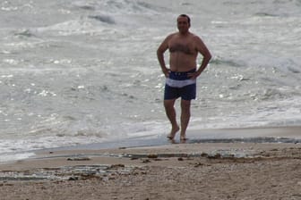 Ein Mann am Strand (Symbolbild): Die weltweite Reisewarnung soll Mitte Juni aufgehoben werden.
