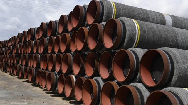 Rohre für die Ostsee-Gaspipeline Nord Stream 2 auf dem Gelände des Hafens Mukran in Mecklenburg-Vorpommern. Rohre für die Ostsee-Gaspipeline Nord Stream 2 auf dem Gelände des Hafens Mukran in Mecklenburg-Vorpommern.