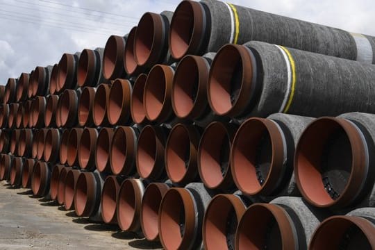 Rohre für die Ostsee-Gaspipeline Nord Stream 2 auf dem Gelände des Hafens Mukran in Mecklenburg-Vorpommern.