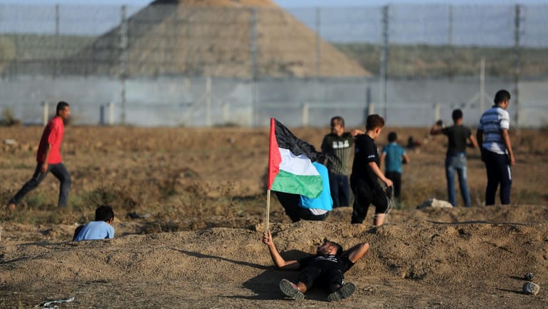 Protestanten auf palästinensischer Seite im umkämpften Grenzgebiet von Gaza.