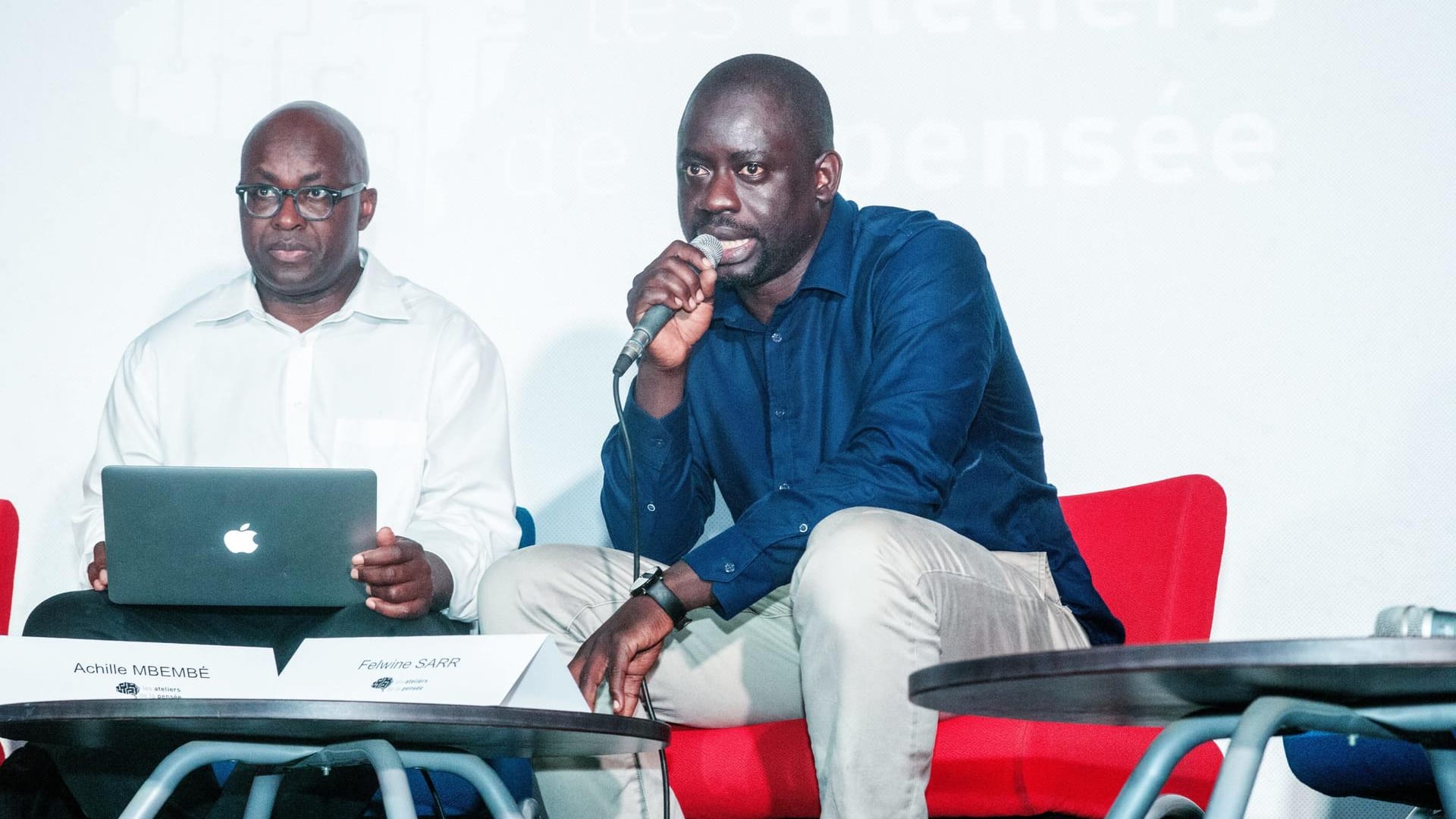 Achille Mbembe (links) bei einem Workshop in Dakar.