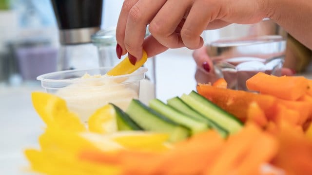 Um aus Gemüsestäbchen Fritten zu machen, sollten die Stäbchen nicht zu dünn geschnitten werden.