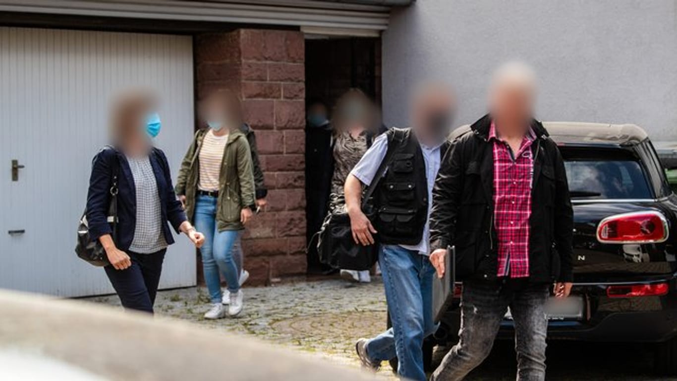 Polizeibeamte verlassen das Haus von Kabarettist Christoph Sonntag: Die Staatsanwaltschaft ermittelt unter anderem wegen Verdachts der Vorteilsgewährung.