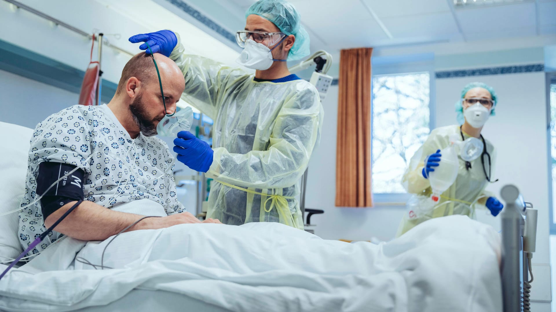 Ein Patient wird in einer Klinik behandelt (Symbolbild): Die Berliner Krankenhausgesellschaft fordert, dass alle Klinik-Mitarbeiter in Berlin eine Prämie für ihren Einsatz in der Corona-Krise bekommen.