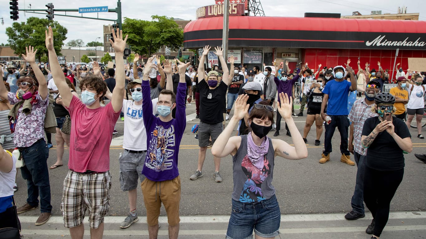 Protest in Corona-Zeiten: In Minneapolis gehen Demonstranten mit Masken aus Zorn über die Tötung des Afroamerikaners George Floyd auf die Straße.