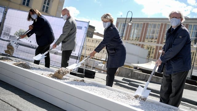 Johannes Milla (l-r), Norbert Lammert, Monika Grütters und Wolfgang Thierse beim Spatenstich für den Bau des Freiheits- und Einheitsdenkmals. Johannes Milla (l-r), Norbert Lammert, Monika Grütters und Wolfgang Thierse beim Spatenstich für den Bau des Freiheits- und Einheitsdenkmals.