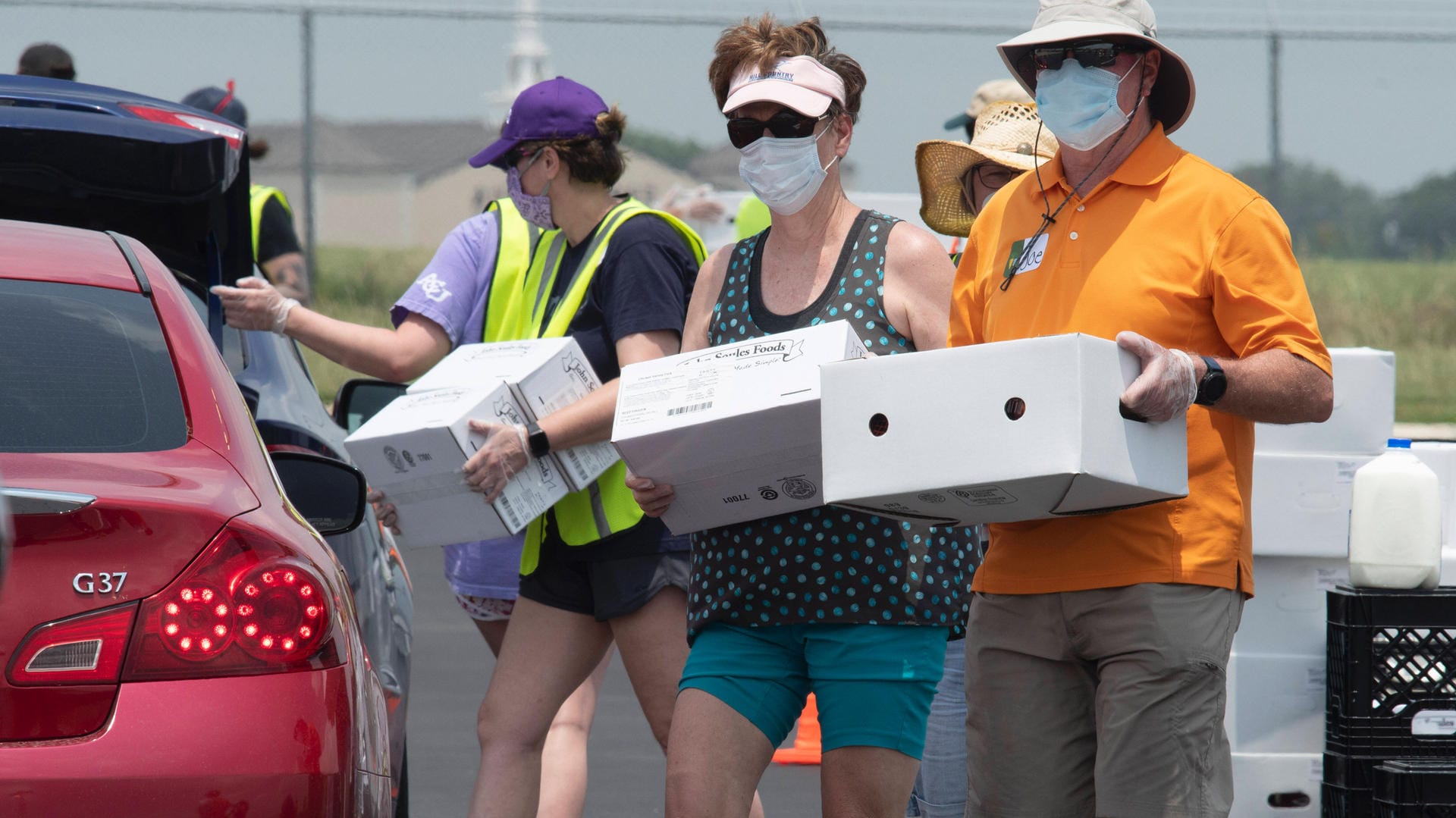 Helfer mit Essenspaketen in Texas: Die sogenannten Food Banks haben wegen des rasanten Anstiegs der Arbeitslosigkeit in der Corona-Krise enormen Zulauf.