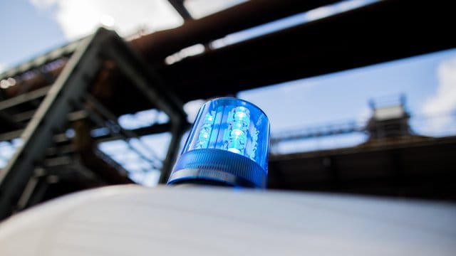 Ein Polizeifahrzeug mit Blaulicht auf dem Dach (Symbolbild): In Stuttgart sollen drei junge Männer erst Diebstahl begangen und dann einen Mann verprügelt haben.