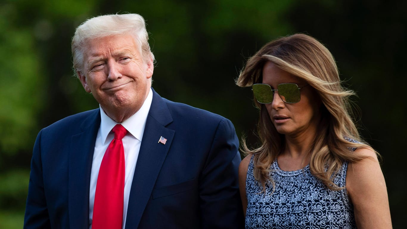 Donald Trump mit Ehefrau Melania: Der US-Präsident lehnt trotz Corona-Fällen im Weißen Haus das Tragen eines Mundschutzes ab.