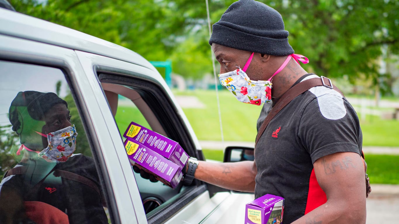 Ein Freiwilliger verteilt Lebensmittel an Bedürftige in Des Moines, USA: Die Arbeitslosenmeldungen sind in den USA erneut gestiegen.