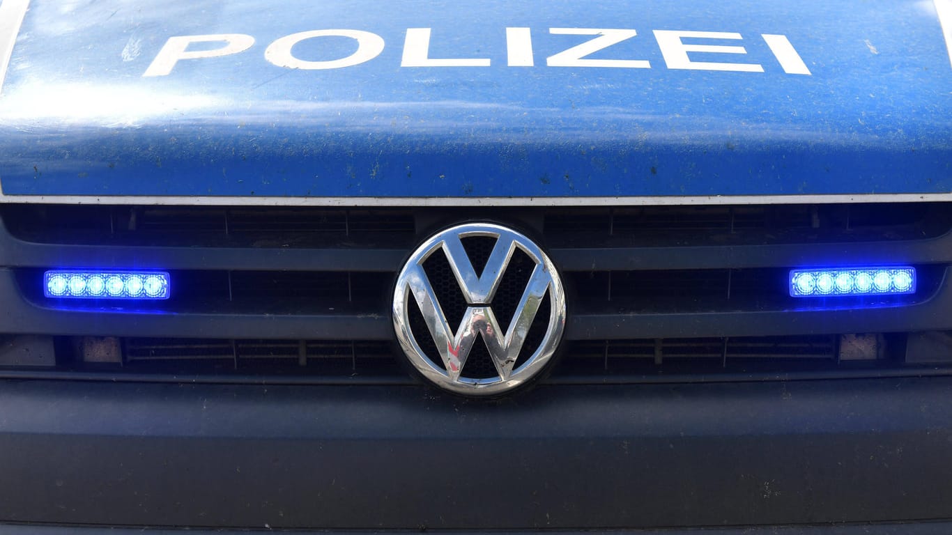 Blaulicht leuchtet an einem Polizeiwagen (Symbolbild): In Essen hat es eine Verfolgungsjagd gegeben.