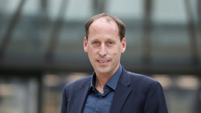 Stefan Engstfeld blickt in die Kamera: Mit einem ungewöhnlichen Vorschlag hat der Grünen-Politiker für Aufsehen gesorgt.